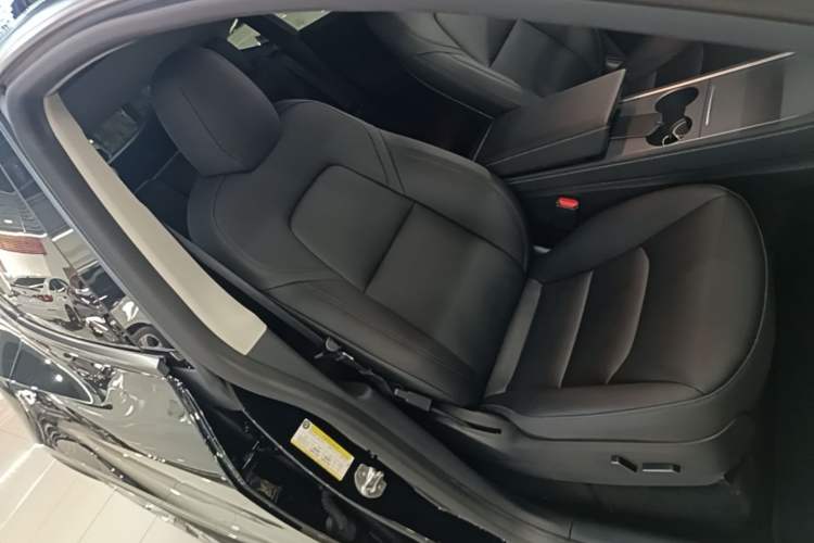 Used Tesla Model Y 2021 Standard Range Rear-Wheel Drive Version Right Front Seat