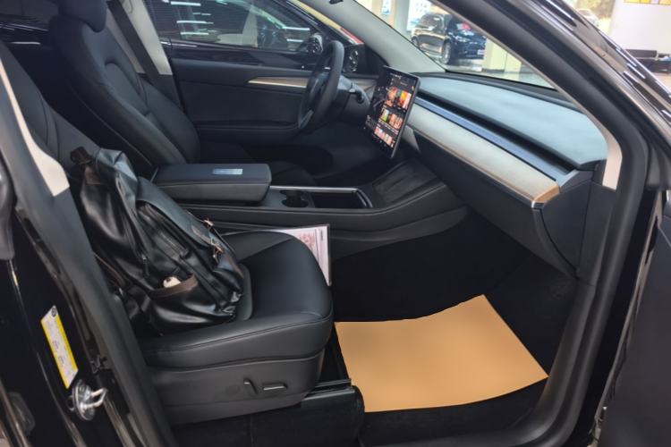 Used Tesla Model Y 2021 Standard Range Rear-Wheel Drive Version Right Front Seat