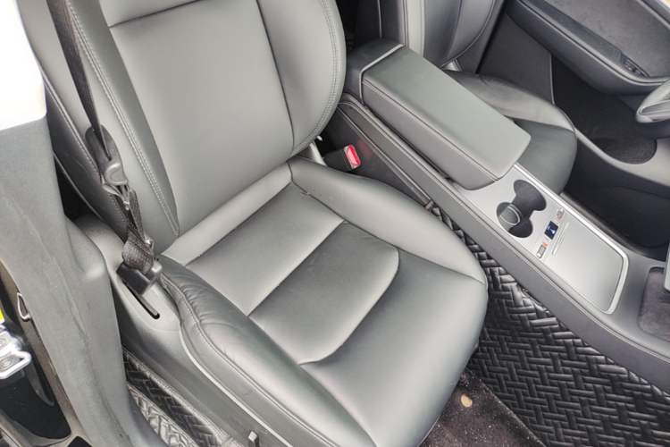 Used Tesla Model Y 2021 Standard Range Rear-Wheel Drive Version Right Front Seat
