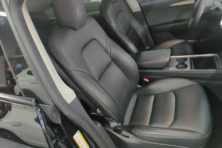 Used Tesla Model Y 2021 Standard Range Rear-Wheel Drive Version Right Front Seat