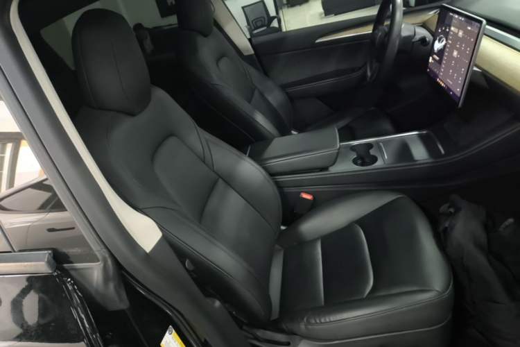Used Tesla Model Y 2021 Standard Range Rear-Wheel Drive Version Right Front Seat