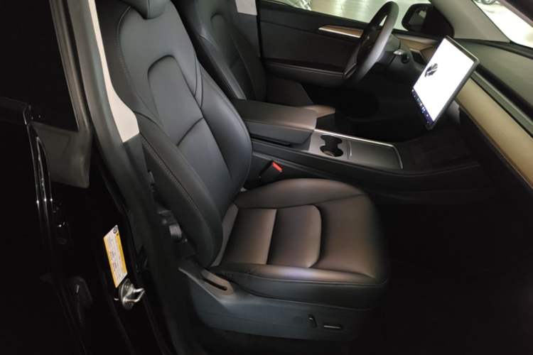 Used Tesla Model Y 2021 Standard Range Rear-Wheel Drive Version Right Front Seat