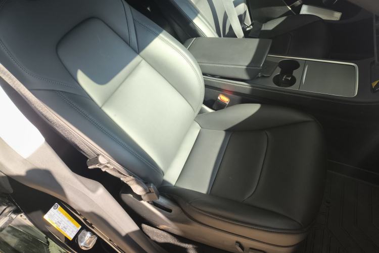 Used Tesla Model Y 2021 Standard Range Rear-Wheel Drive Version Right Front Seat