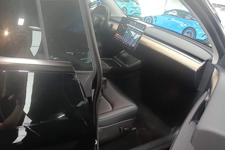 Used Tesla Model Y 2021 Standard Range Rear-Wheel Drive Version Right Front Seat