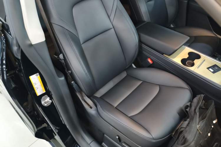Used Tesla Model Y 2021 Standard Range Rear-Wheel Drive Version Right Front Seat