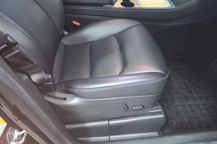 Used Tesla Model Y 2021 Standard Range Rear-Wheel Drive Version Right Front Seat