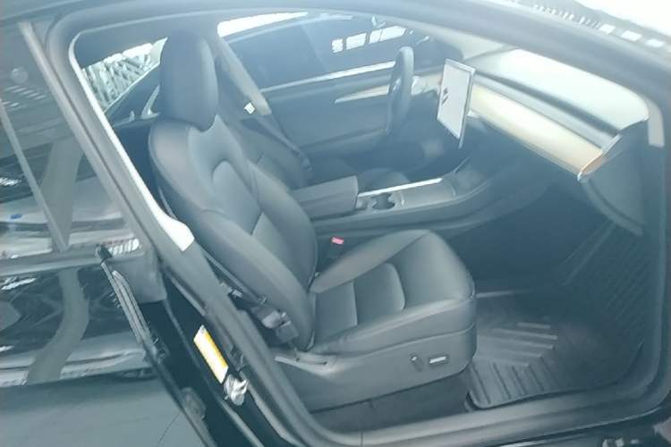 Used Tesla Model Y 2021 Standard Range Rear-Wheel Drive Version Right Front Seat