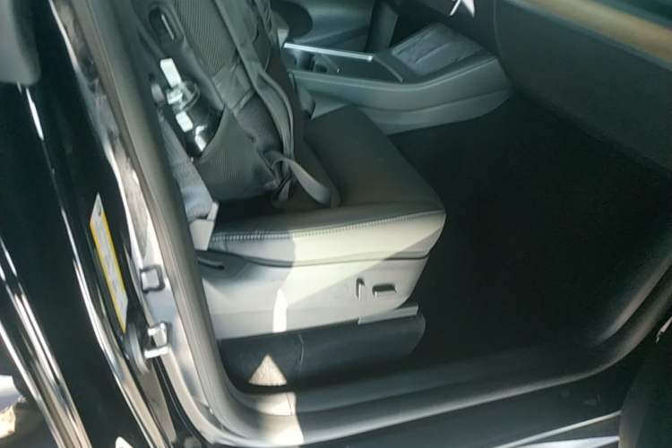 Used Tesla Model Y 2021 Long-Range All-Wheel-Drive Version 3D7 Right Front Seat