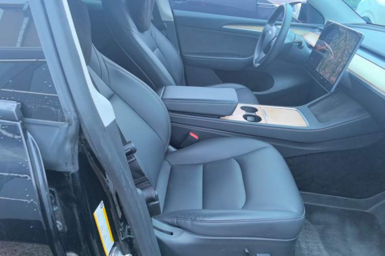 Used Tesla Model Y 2021 Standard Range Rear-Wheel Drive Version Right Front Seat