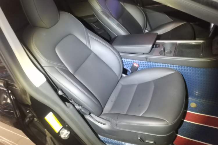 Used Tesla Model Y 2021 Standard Range Rear-Wheel Drive Version Right Front Seat