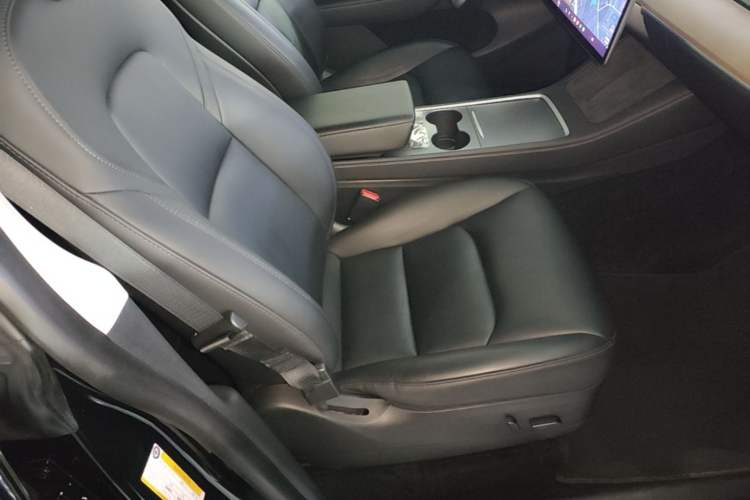Used Tesla Model Y 2021 Standard Range Rear-Wheel Drive Version Right Front Seat
