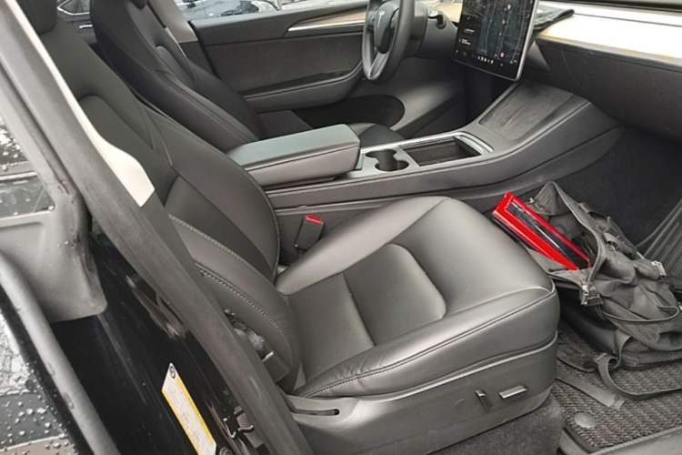 Used Tesla Model Y 2021 Standard Range Rear-Wheel Drive Version Right Front Seat
