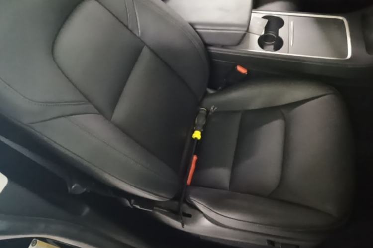 Used Tesla Model Y 2021 Standard Range Rear-Wheel Drive Version Right Front Seat