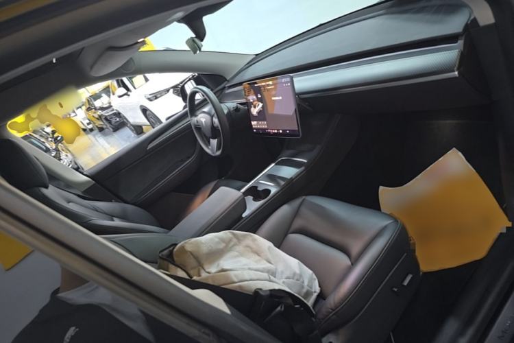 Used Tesla Model Y 2021 Standard Range Rear-Wheel Drive Version Right Front Seat