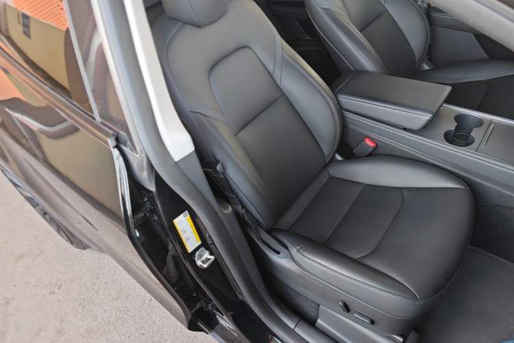Used Tesla Model Y 2021 Standard Range Rear-Wheel Drive Version Right Front Seat