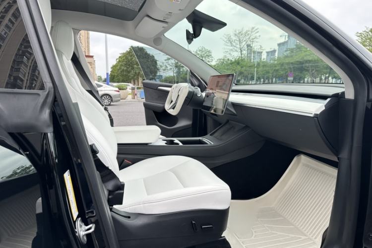 Used Tesla Model Y 2021 Standard Range Rear-Wheel Drive Version Right Front Seat