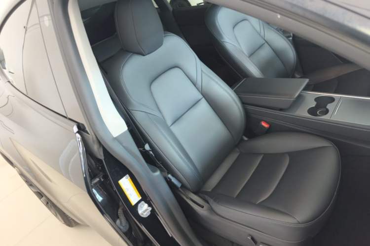 Used Tesla Model Y 2021 Standard Range Rear-Wheel Drive Version Right Front Seat