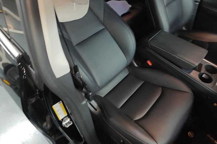 Used Tesla Model Y 2021 Standard Range Rear-Wheel Drive Version Right Front Seat