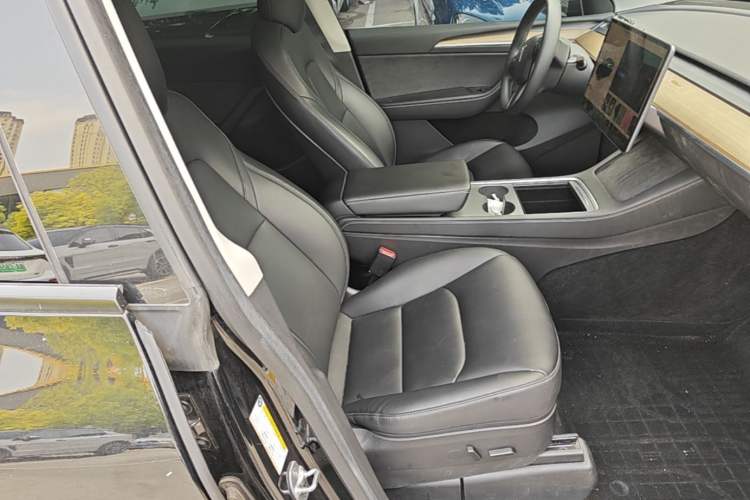 Used Tesla Model Y 2021 Standard Range Rear-Wheel Drive Version Right Front Seat