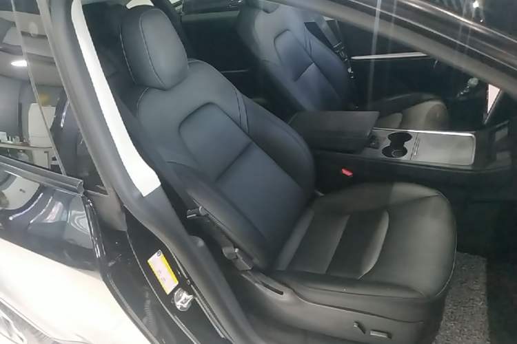Used Tesla Model Y 2021 Standard Range Rear-Wheel Drive Version Right Front Seat