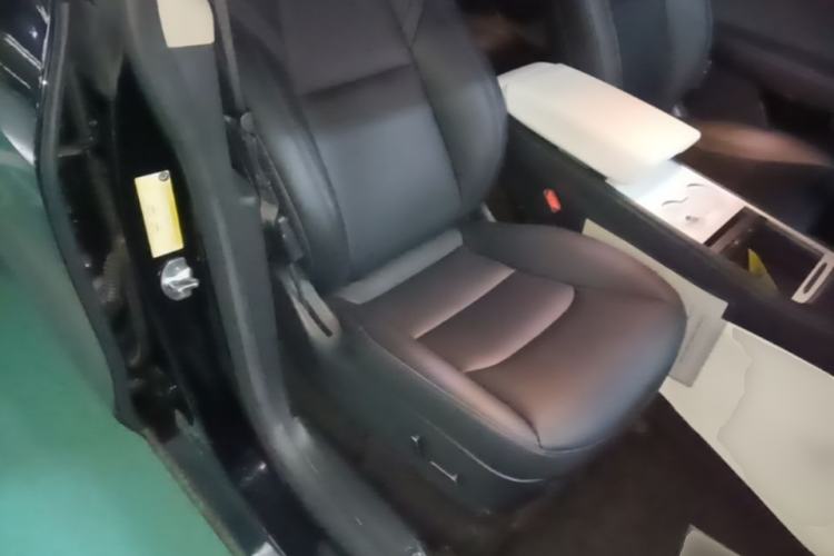 Used Tesla Model Y 2021 Standard Range Rear-Wheel Drive Version Right Front Seat