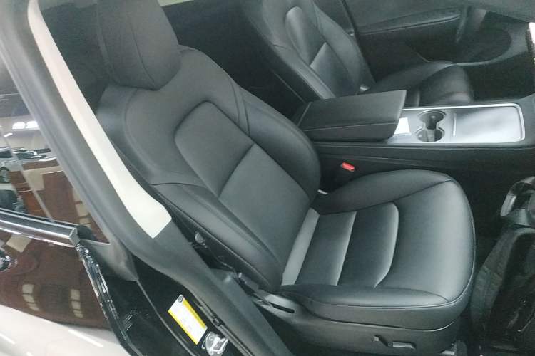 Used Tesla Model Y 2021 Standard Range Rear-Wheel Drive Version Right Front Seat