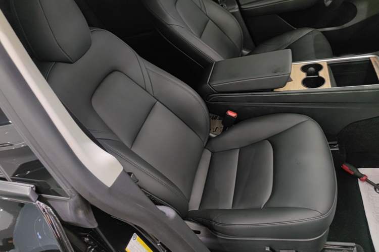 Used Tesla Model Y 2021 Standard Range Rear-Wheel Drive Version Right Front Seat