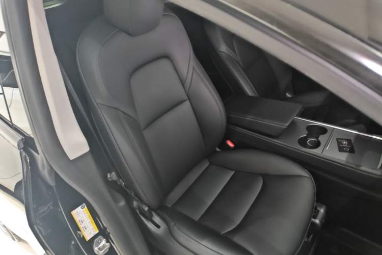 Used Tesla Model Y 2021 Standard Range Rear-Wheel Drive Version Right Front Seat