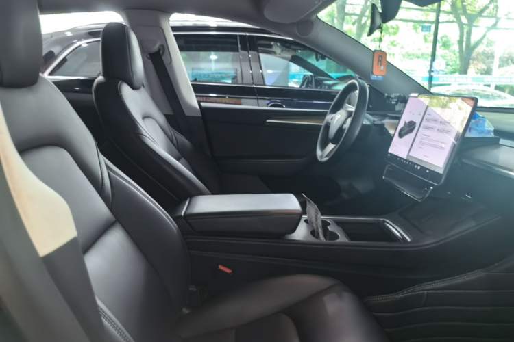 Used Tesla Model Y 2021 Long-Range All-Wheel-Drive Version Right Front Seat