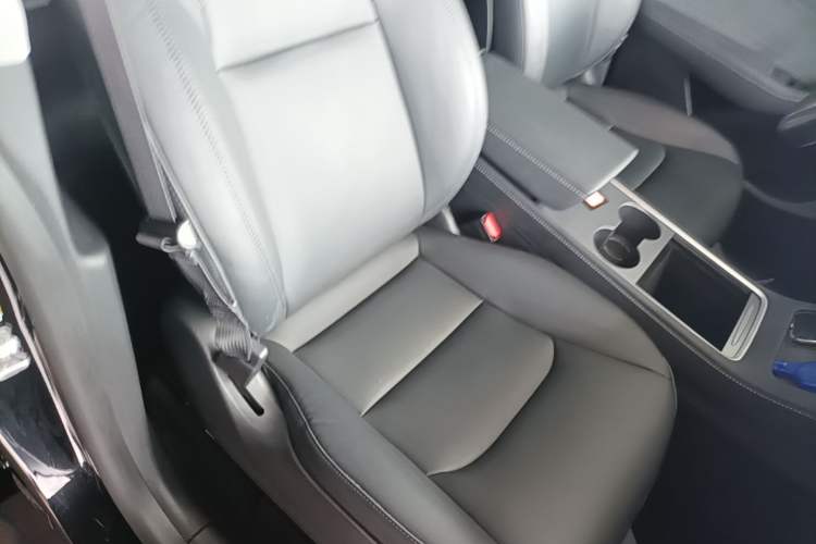 Used Tesla Model Y 2021 Standard Range Rear-Wheel Drive Version Right Front Seat
