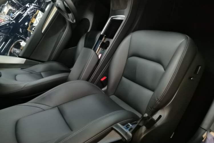 Used Tesla Model Y 2021 Standard Range Rear-Wheel Drive Version Right Front Seat