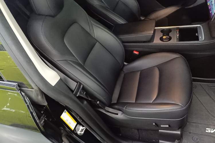 Used Tesla Model Y 2021 Standard Range Rear-Wheel Drive Version Right Front Seat