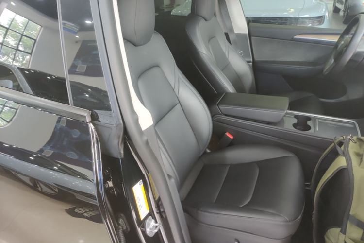 Used Tesla Model Y 2021 Standard Range Rear-Wheel Drive Version Right Front Seat