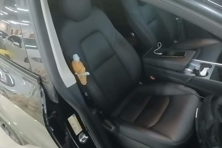 Used Tesla Model Y 2021 Standard Range Rear-Wheel Drive Version Right Front Seat