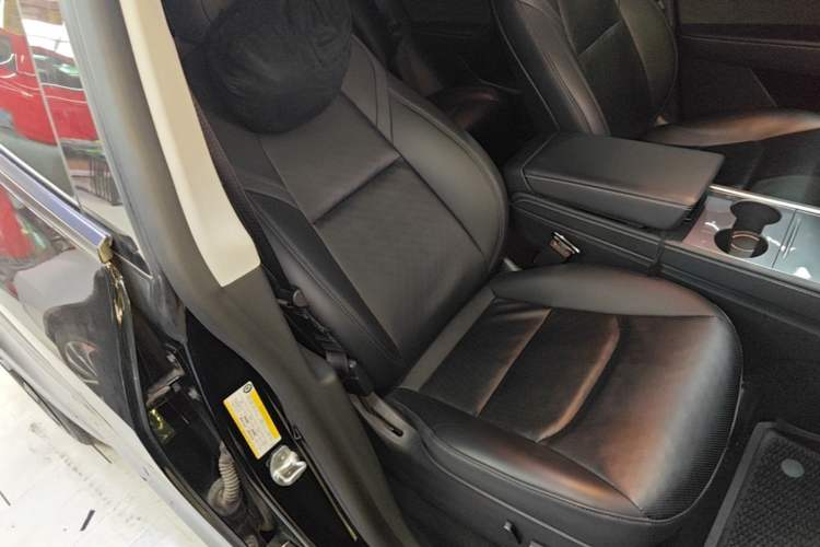 Used Tesla Model Y 2021 Standard Range Rear-Wheel Drive Version Right Front Seat