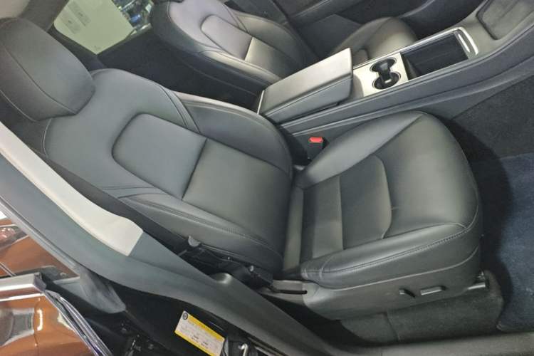 Used Tesla Model Y 2021 Standard Range Rear-Wheel Drive Version Right Front Seat