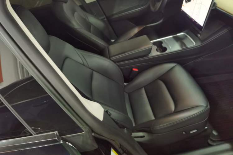 Used Tesla Model Y 2021 Standard Range Rear-Wheel Drive Version Right Front Seat