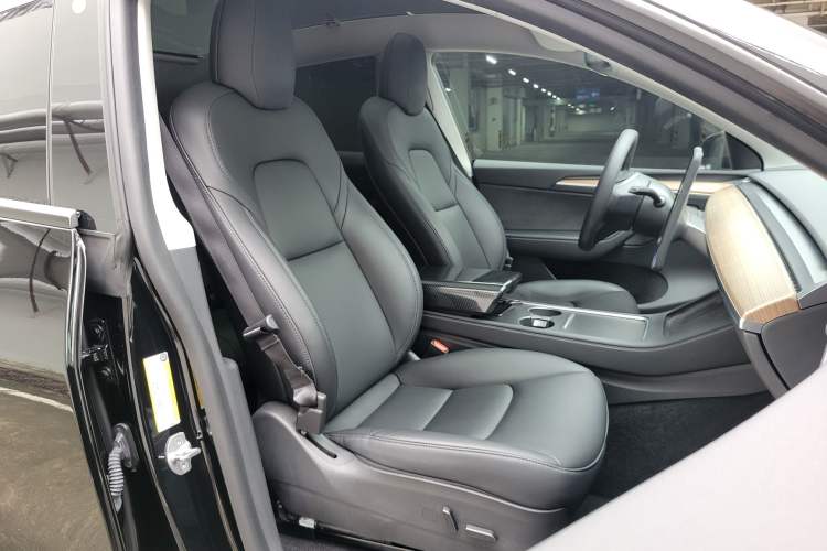 Used Tesla Model Y 2021 Standard Range Rear-Wheel Drive Version Right Front Seat