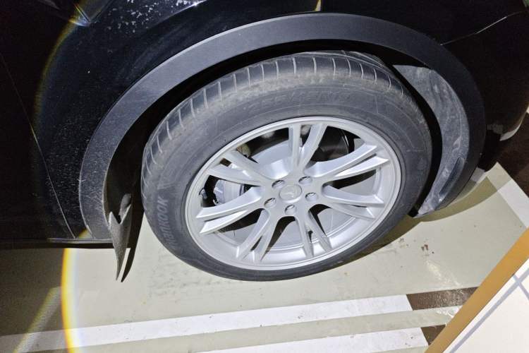 Used Tesla Model Y 2021 Standard Range Rear-Wheel Drive Version Right Front Wheel Hub