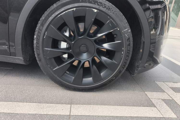 Used Tesla Model Y 2021 Standard Range Rear-Wheel Drive Version Right Front Wheel Hub