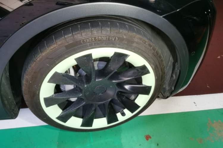 Used Tesla Model Y 2021 Standard Range Rear-Wheel Drive Version Right Front Wheel Hub