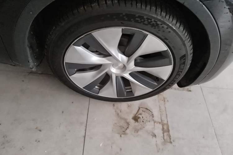 Used Tesla Model Y 2021 Long-Range All-Wheel-Drive Version Right Front Wheel Hub