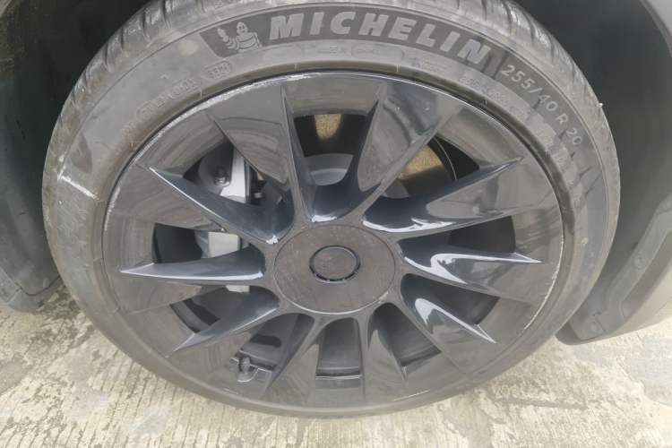 Used Tesla Model Y 2021 Standard Range Rear-Wheel Drive Version Right Front Wheel Hub