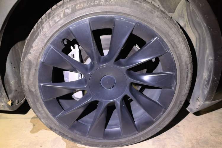 Used Tesla Model Y 2021 Standard Range Rear-Wheel Drive Version Right Front Wheel Hub