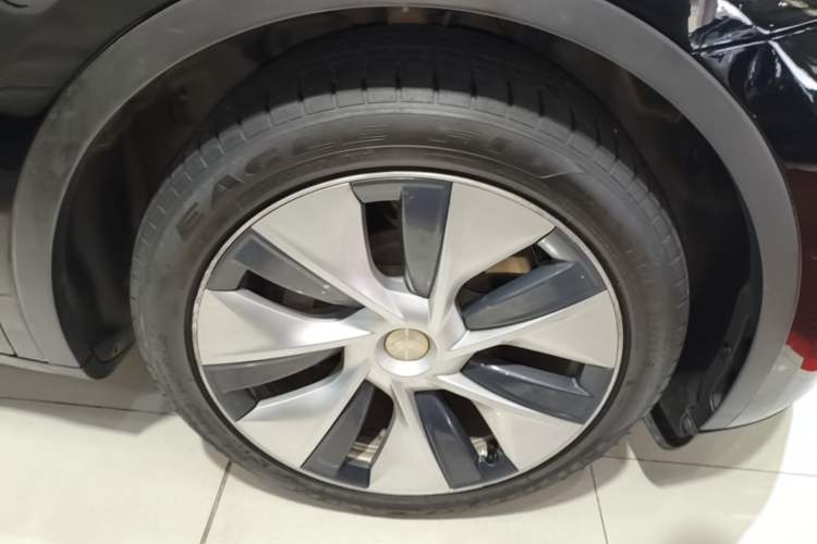 Used Tesla Model Y 2021 Long-Range All-Wheel-Drive Version Right Front Wheel Hub