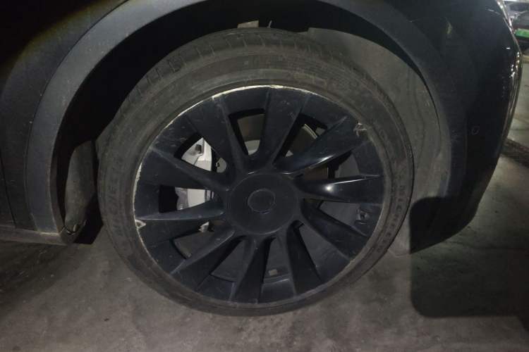 Used Tesla Model Y 2021 Standard Range Rear-Wheel Drive Version Right Front Wheel Hub