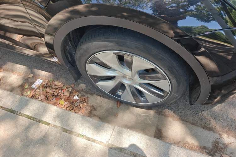 Used Tesla Model Y 2021 Standard Range Rear-Wheel Drive Version Right Front Wheel Hub