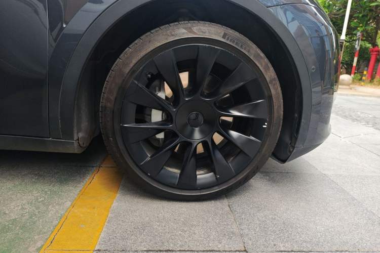 Used Tesla Model Y 2021 Long-Range All-Wheel-Drive Version 3D7 Right Front Wheel Hub