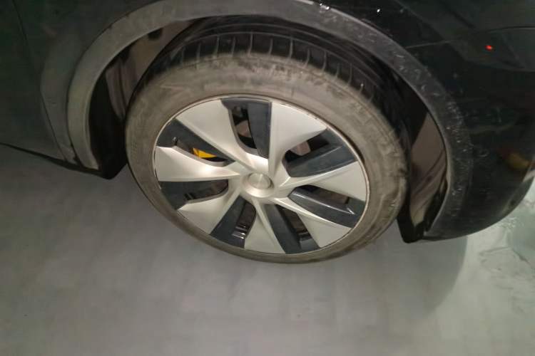 Used Tesla Model Y 2021 Standard Range Rear-Wheel Drive Version Right Front Wheel Hub