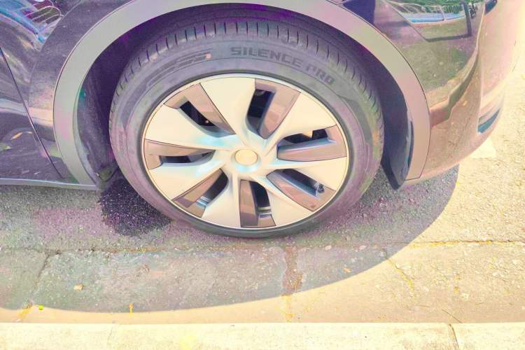 Used Tesla Model Y 2021 Standard Range Rear-Wheel Drive Version Right Front Wheel Hub